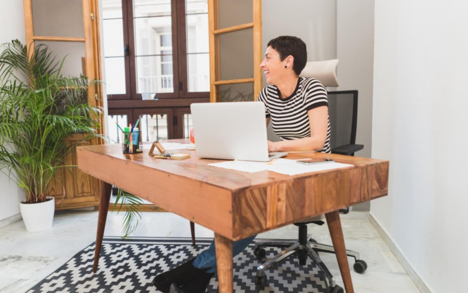Professionelles Business-Mentoring Gespräch zwischen Mentor und Führungskraft